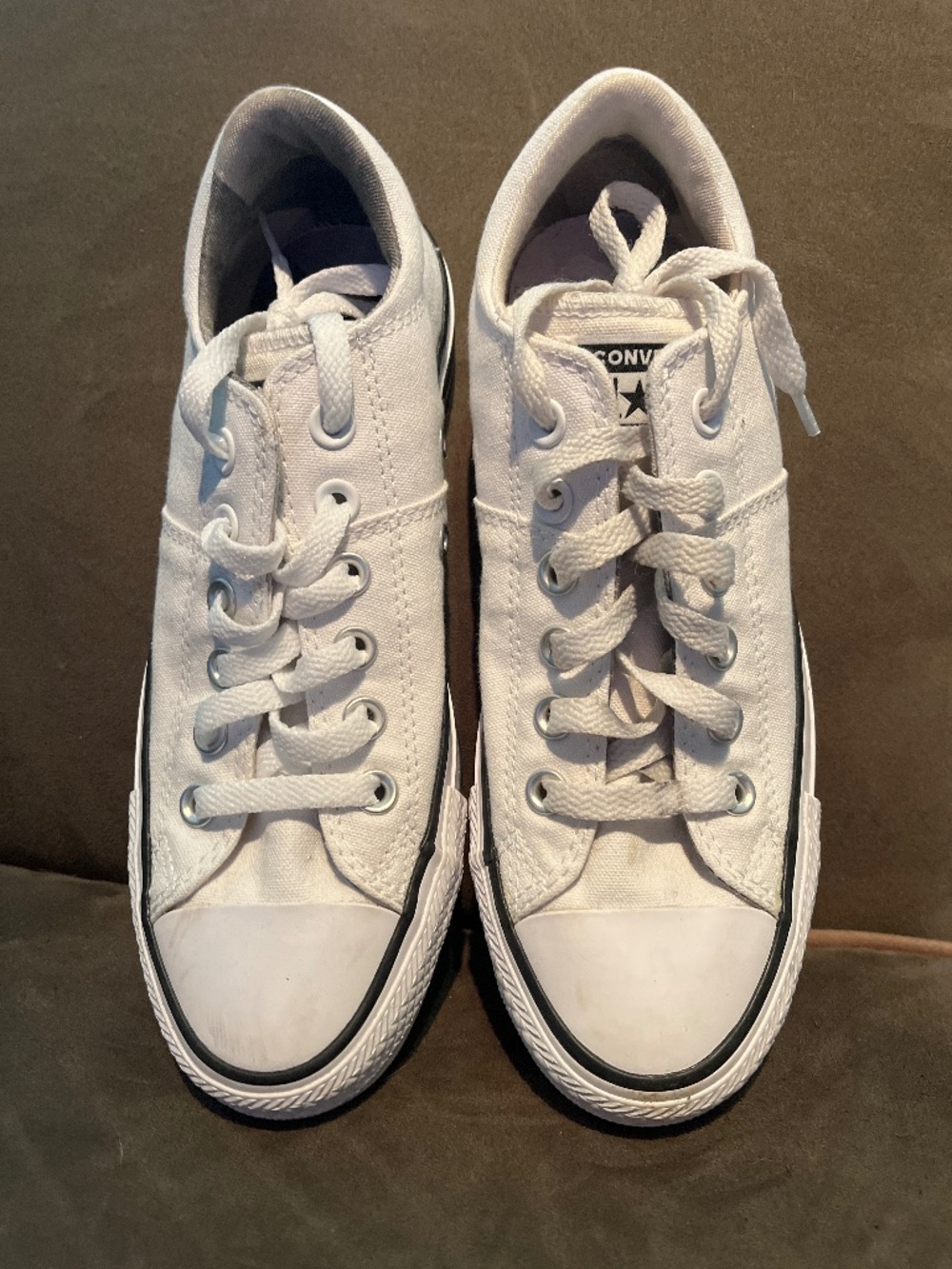 White converse sneakers with navy outline